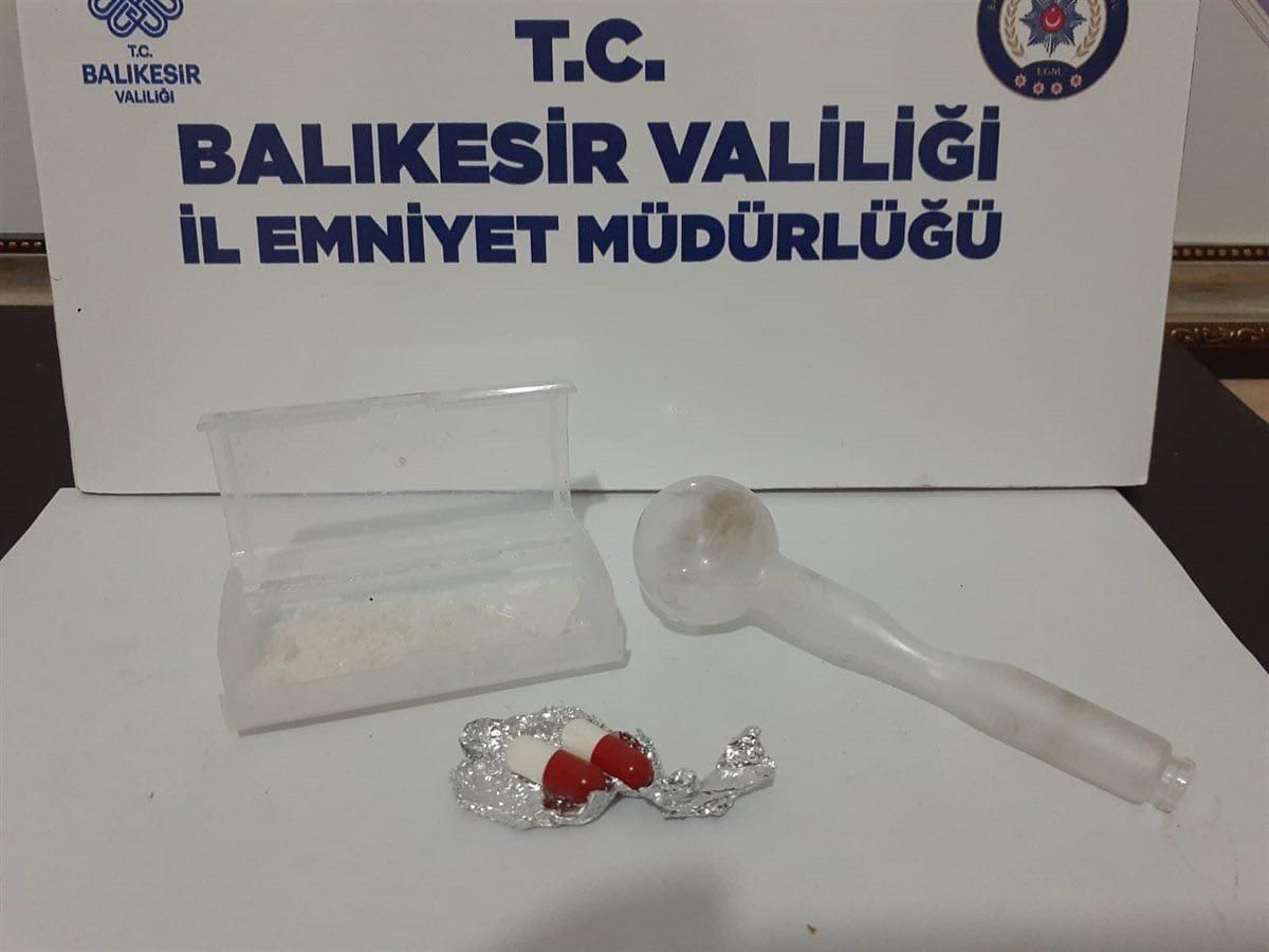 Bandırma İlçe Emniyet Müdürlüğü görevlilerince uygulama noktasında durdurulan araçta araması