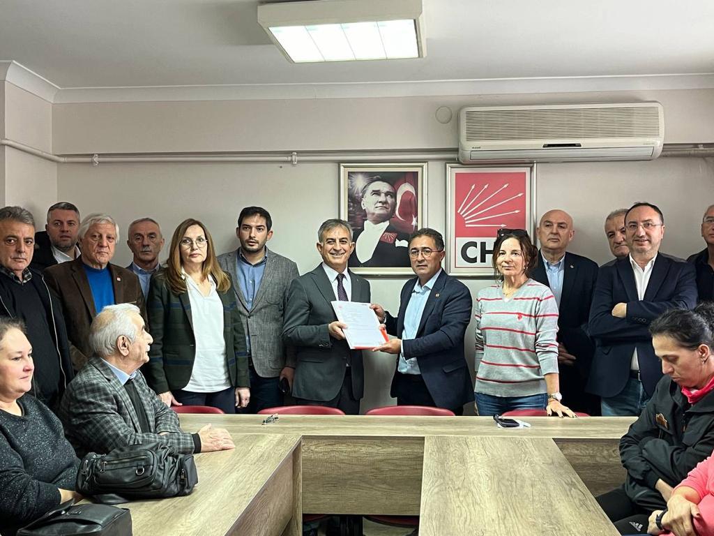 Metin Ok, CHP’den Bandırma Belediye Başkanlığı’na aday adaylığı başvurusunu gerçekleştirdi.