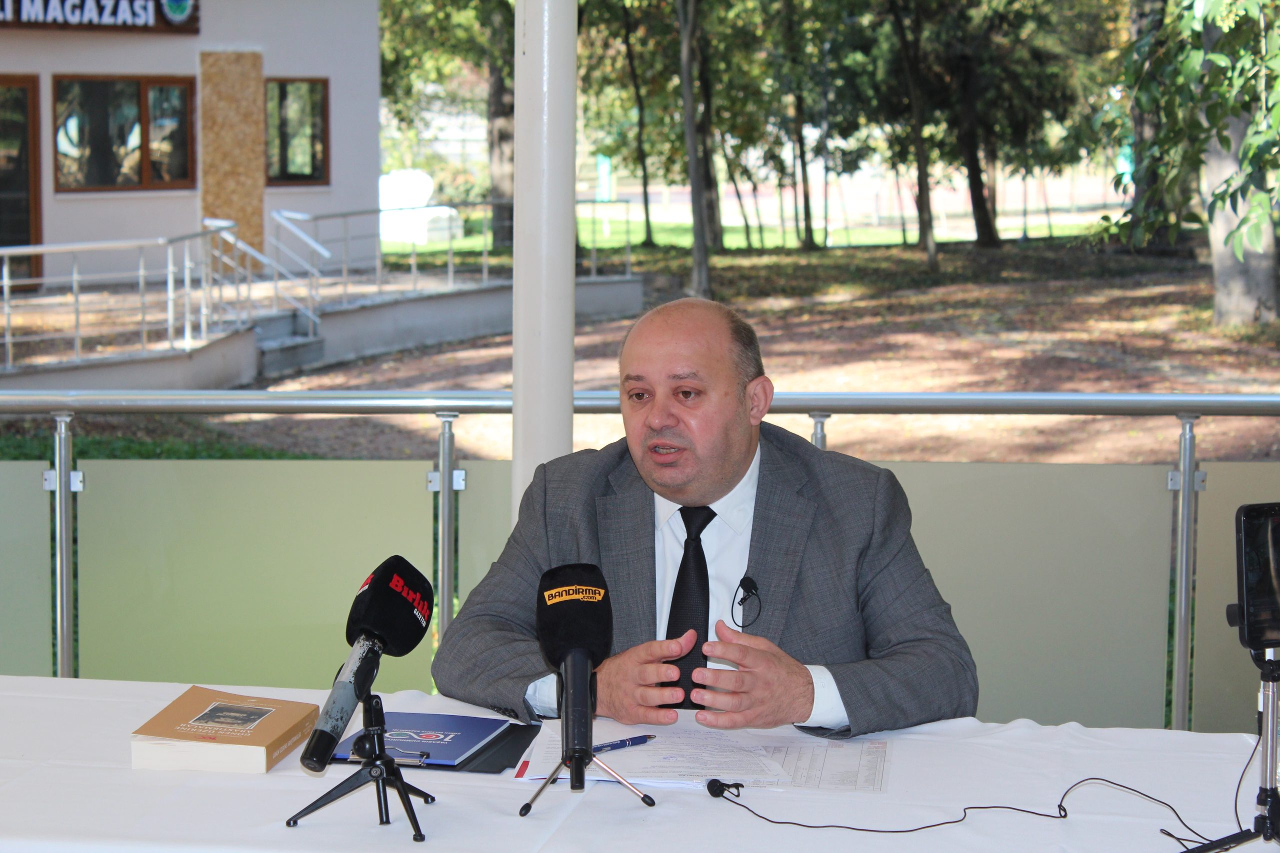 Gönen Belediye Başkanı İbrahim Palaz düzenlediği basın toplantısında partisinden aday