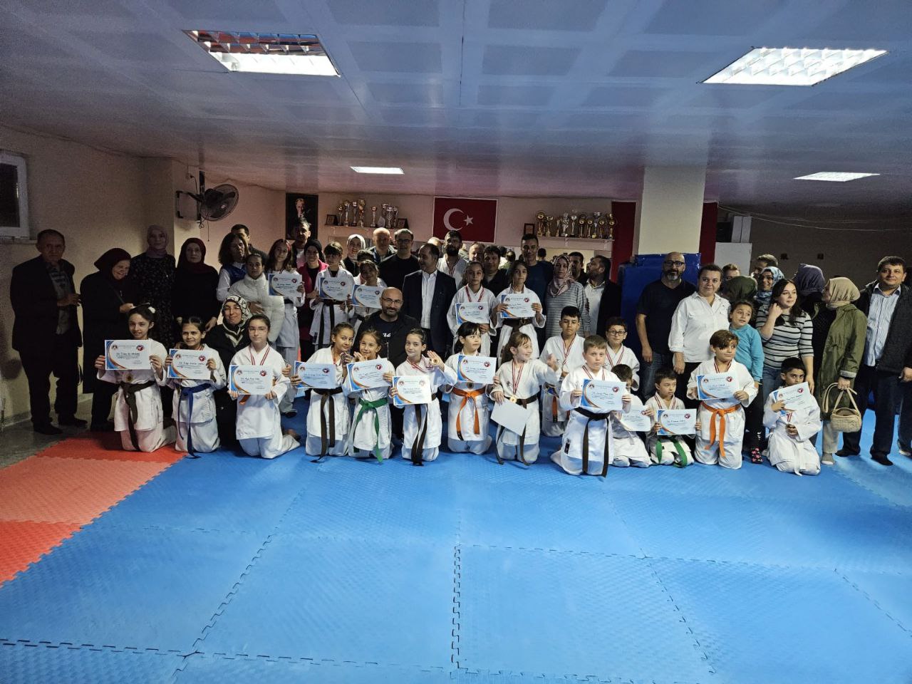 Gençlik Hizmetleri ve Spor İlçe Müdürlüğü bünyesinde çalışmalarını sürdüren karateciler,