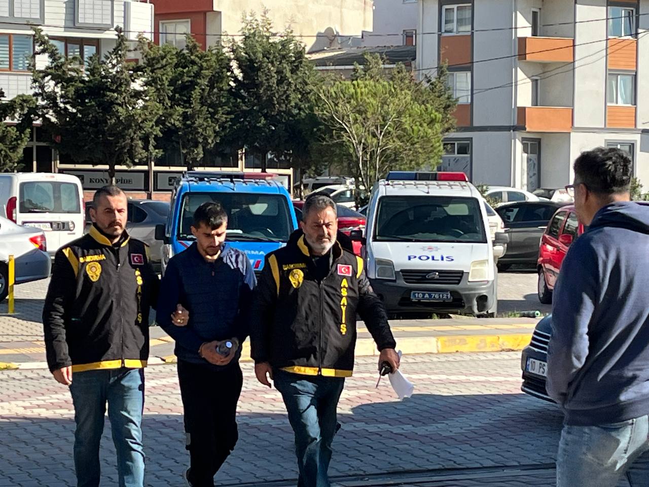 Balıkesir’in Bandırma İlçesi’nde bir aracı çalan şüpheliler polis ekiplerinin sıkı