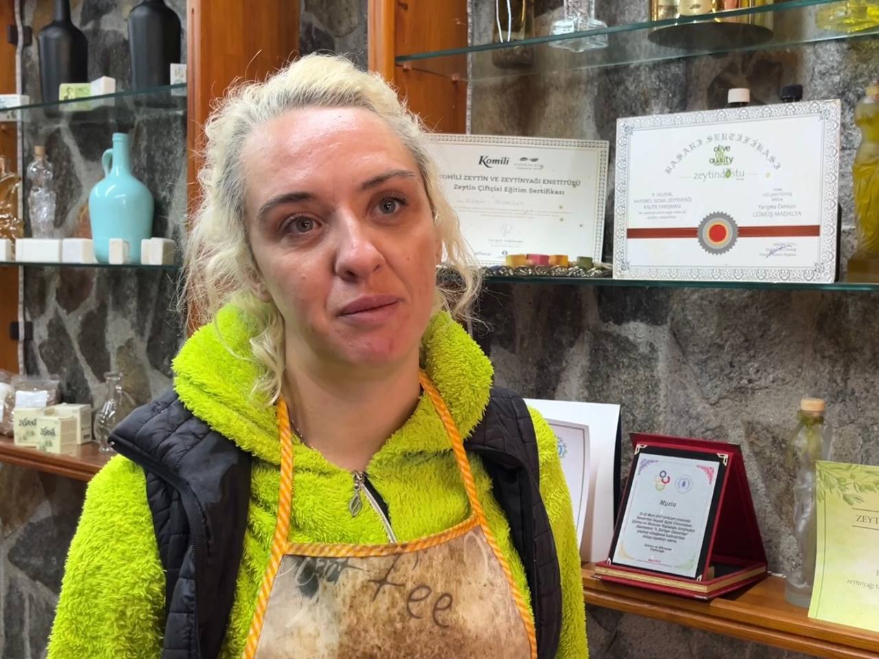 Zeytin Üreticisi Gülşah Acemliler, kuraklık nedeniyle bu sene zeytin hasadında