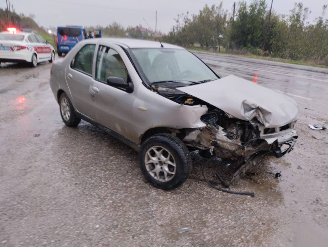 Balıkesir’in Gönen ilçesinde Hasanbey kırsal mahallesi mevkiinde meydana gelen trafik