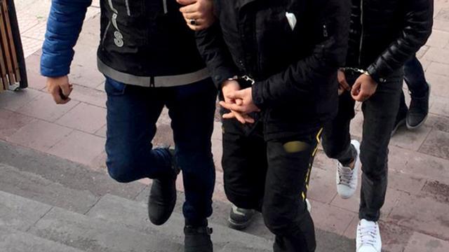 Balıkesir’in Bandırma ilçesinde yapılan aramada 3 kişide uyuşturucu madde bulundu.