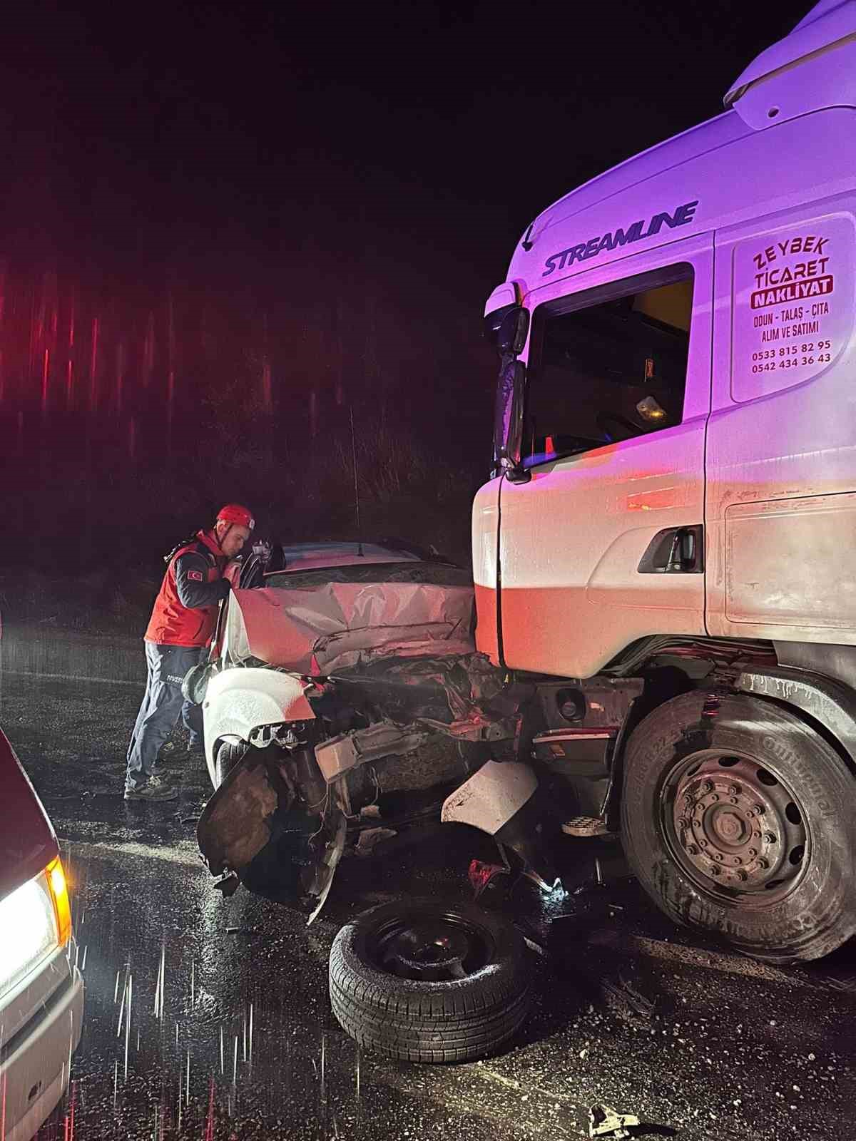 Balıkesir’de feci kaza: 3 ölü Balıkesir’de otomobil ile tırın kafa kafaya çarpıştığı kazada 3 kişi