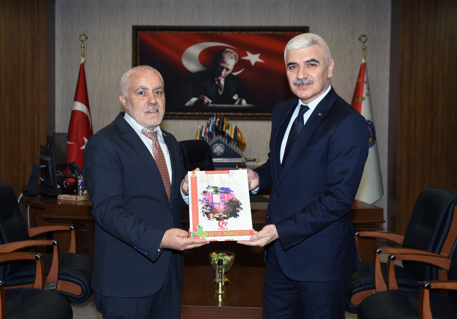 BALIKESİR GAZETECİLER CEMİYETİ’NDEN İL EMNİYET MÜDÜRÜ HASAN YİĞİT’E ZİYARET Balıkesir Gazeteciler Cemiyeti Yönetim Kurulu Başkanı Ramazan Demir ve yönetimi,