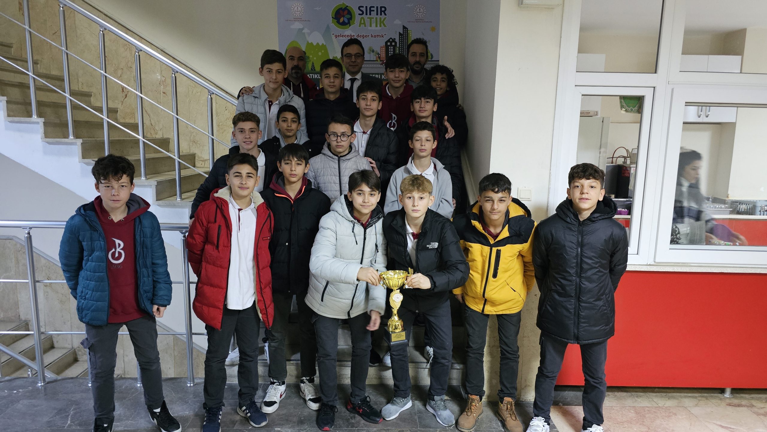 Bandırma’da okul sporlarında Balıkesir 1’incisi oldular 2023-2024 eğitim ve öğretim yılı okul sporları futbol yıldız kategorisinde