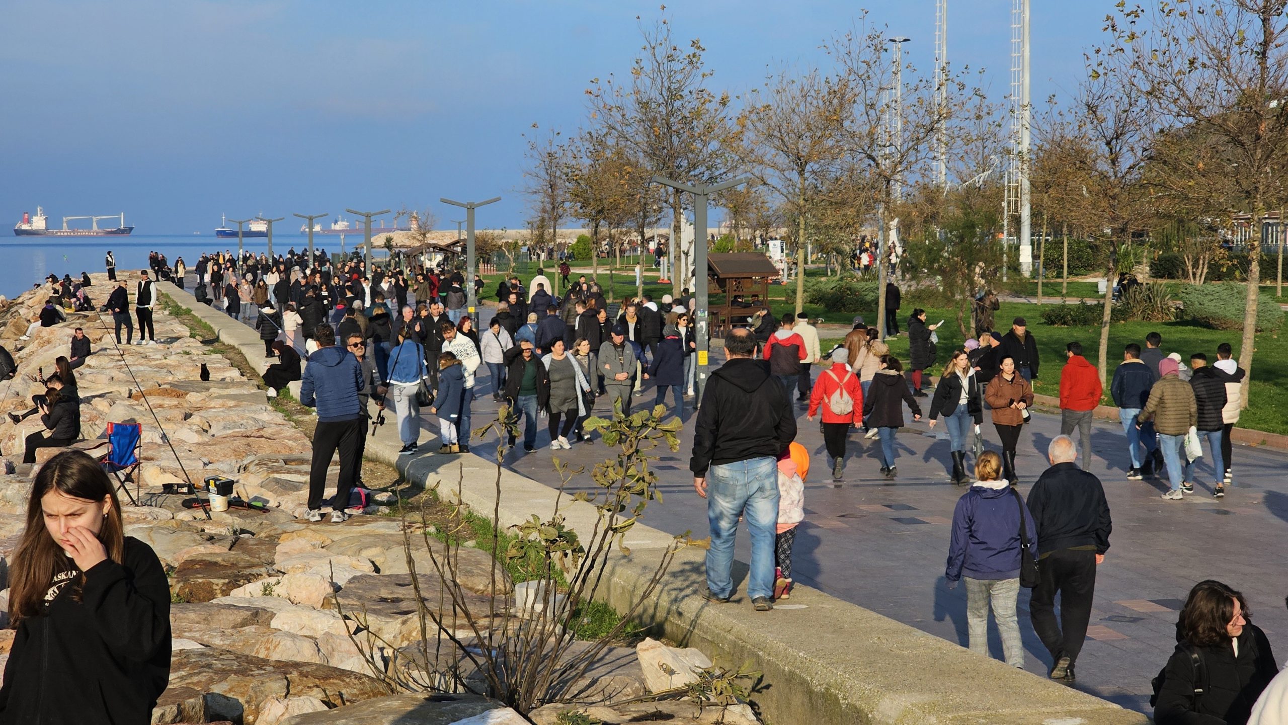 Bandırmalılar güneşli havada sahil ve parklara akın etti Balıkesir’in Bandırma ilçesinde hava sıcaklıklarının hissedilir şekilde artmasıyla birlikte vatandaşlar