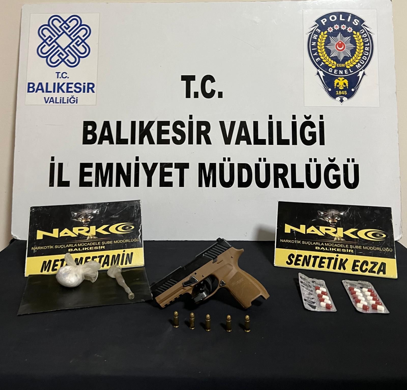 Şüpheli araçtan hem silah hem uyuşturucu ele geçirildi Balıkesir İl Emniyet Müdürlüğüne bağlı asayiş ekipleri, şüphe üzerine durdurdukları araçta