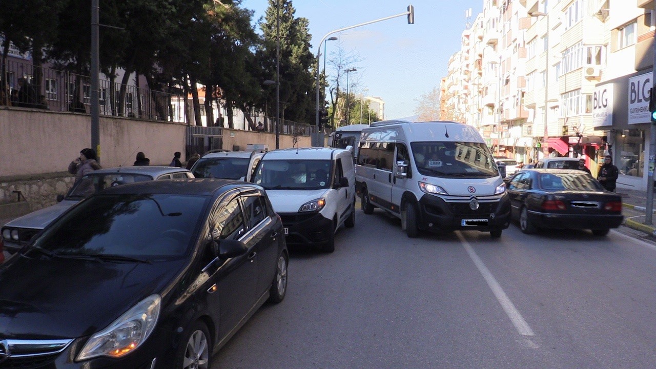 Bandırma’da okul çıkışı, trafik çilesi Balıkesir’in Bandırma ilçesinde Atatürk Caddesi üzerinde bulunan Hürriyet İlkokulu önünde