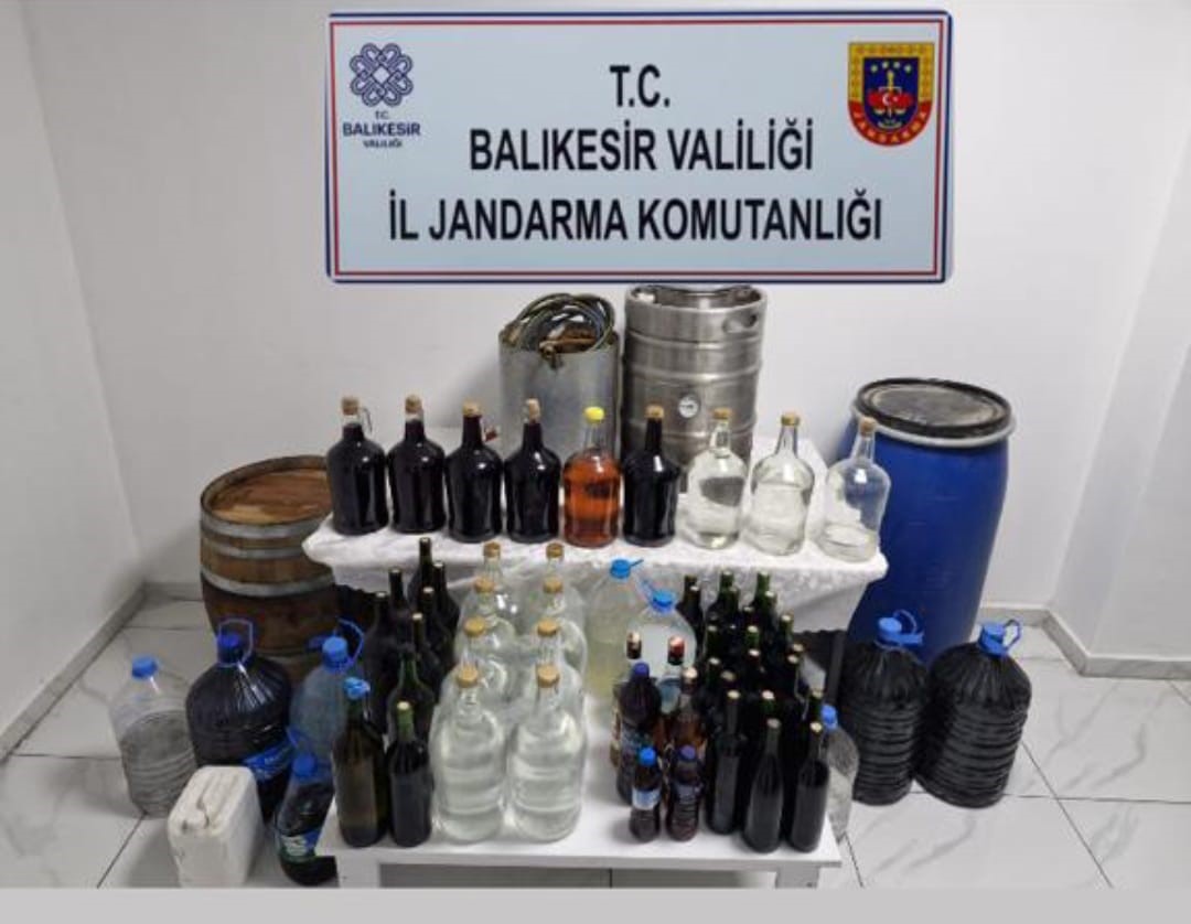 Balıkesir’de yılbaşı öncesi kaçak ve sahte alkol operasyonu Balıkesir İl Jandarma Komutanlığı ekipleri; yaklaşan yılbaşı öncesi kaçak ve