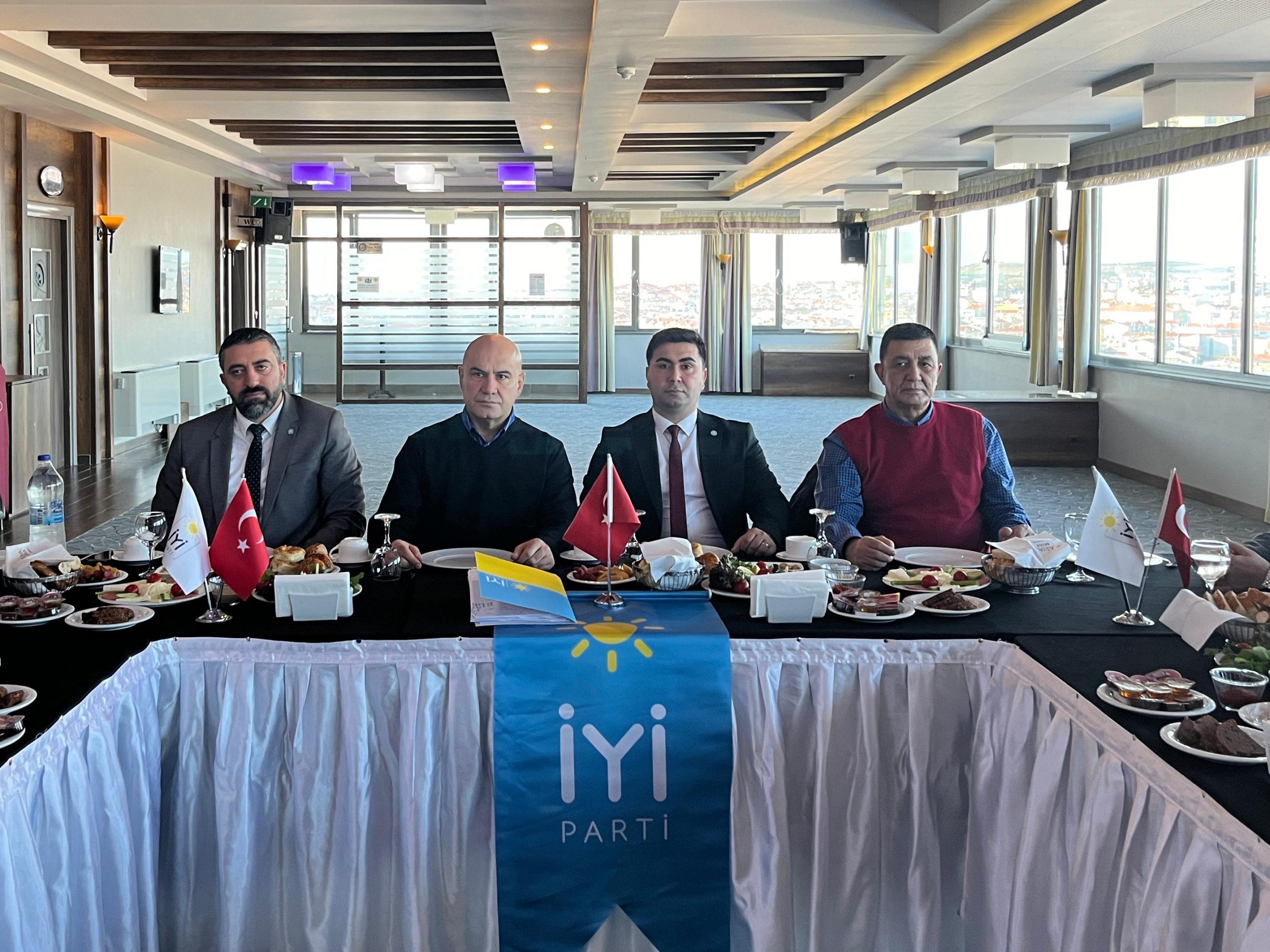 İYİ PARTİ’NİN YENİ YÖNETİMİ BASINLA BULUŞTU: SEÇİME HAZIRIZ MESAJI VERİLDİ İYİ Parti Bandırma İlçe Teşkilatı, yeni yönetim kurulu üyelerini tanıttığı