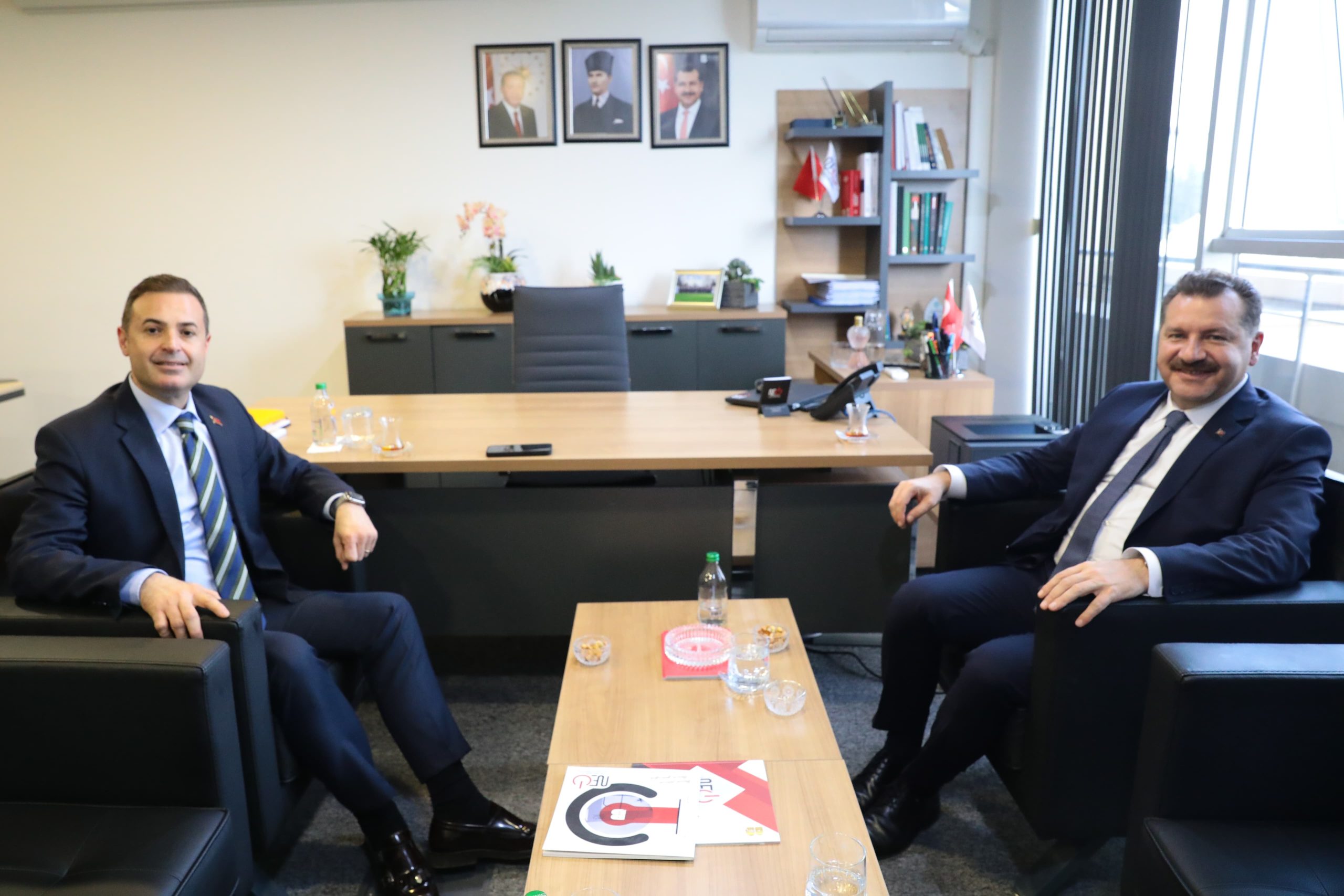 AHMET AKIN, YÜCEL YILMAZ’A BAŞARI DİLEDİ; “KUVVET BİRLİKTEN, KARDEŞLİKTEN DOĞAR” Balıkesir Büyükşehir Belediye Başkanı Yücel Yılmaz’ı makamında ziyaret eden CHP