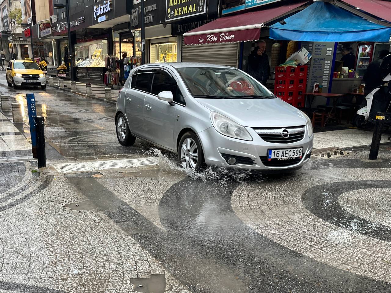 YAĞMUR SUYU MAZGALA DEĞİL ÇUKURA DOLUYOR Bandırma’nın merkezinde, çarşının tam göbeğinde uzun süreden bu yana düzeltilmeyi