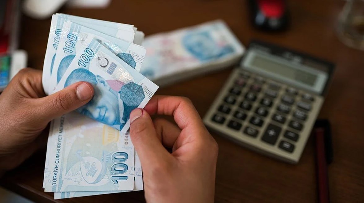 Bakandan kritik açıklama: Asgari ücret için enflasyonu işaret etti, memur maaşlarına oran verdi Asgari ücret konusunda herkesin mutabık kaldığı bir ücret seviyesini ümit