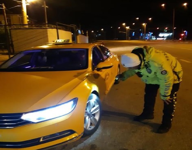 Balıkesir’de kış lastiği takmayan 30 ticari araç trafikten men edildi Balıkesir’de İl Emniyet Müdürlüğüne bağlı Trafik ekipleri il genelinde ticari