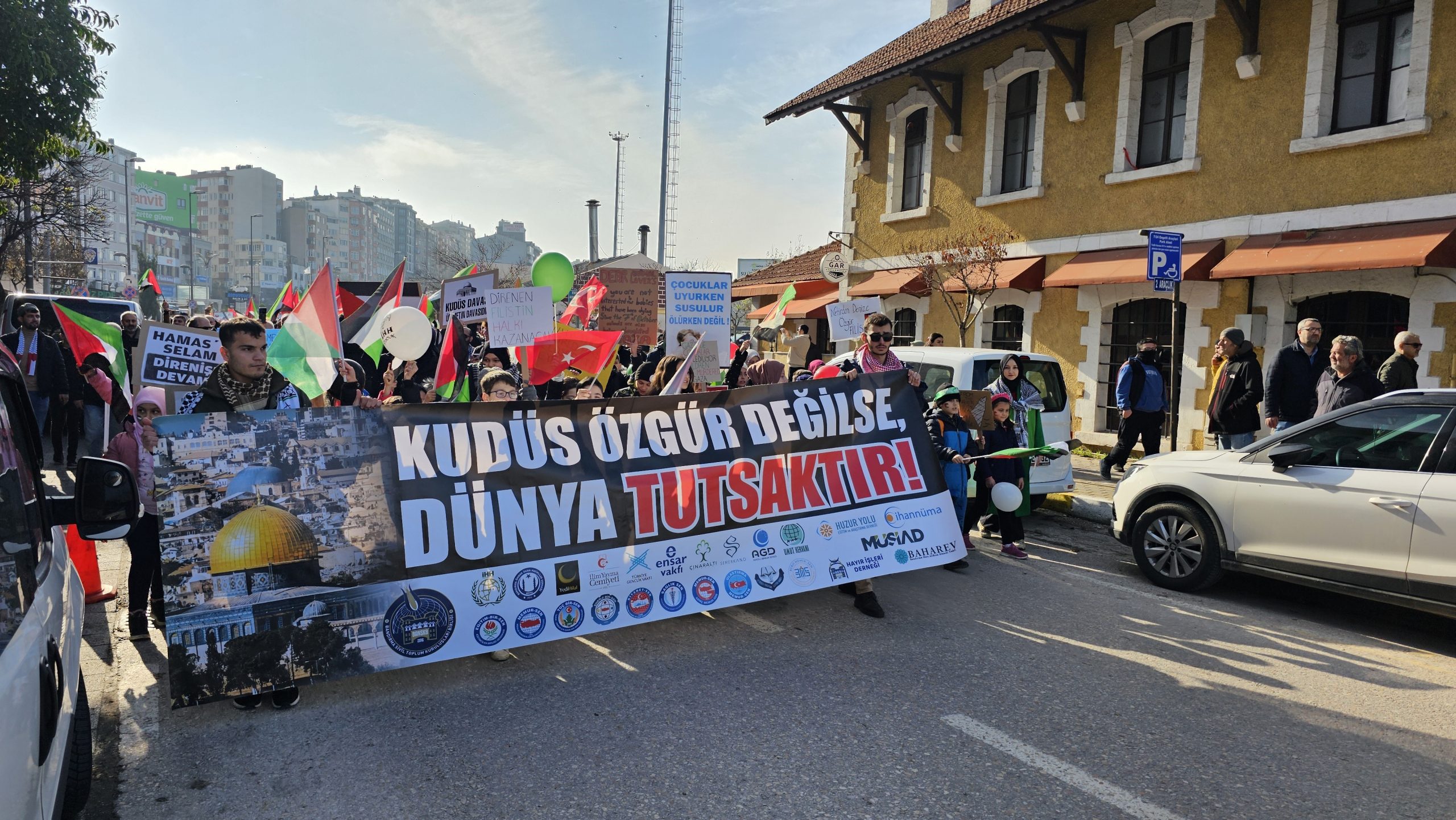 Bandırma’da Filistin’e destek yürüyüşü Balıkesir’in Bandırma ilçesinde 10 Aralık İnsan Hakları Günü’nde İsrail’e tepki,