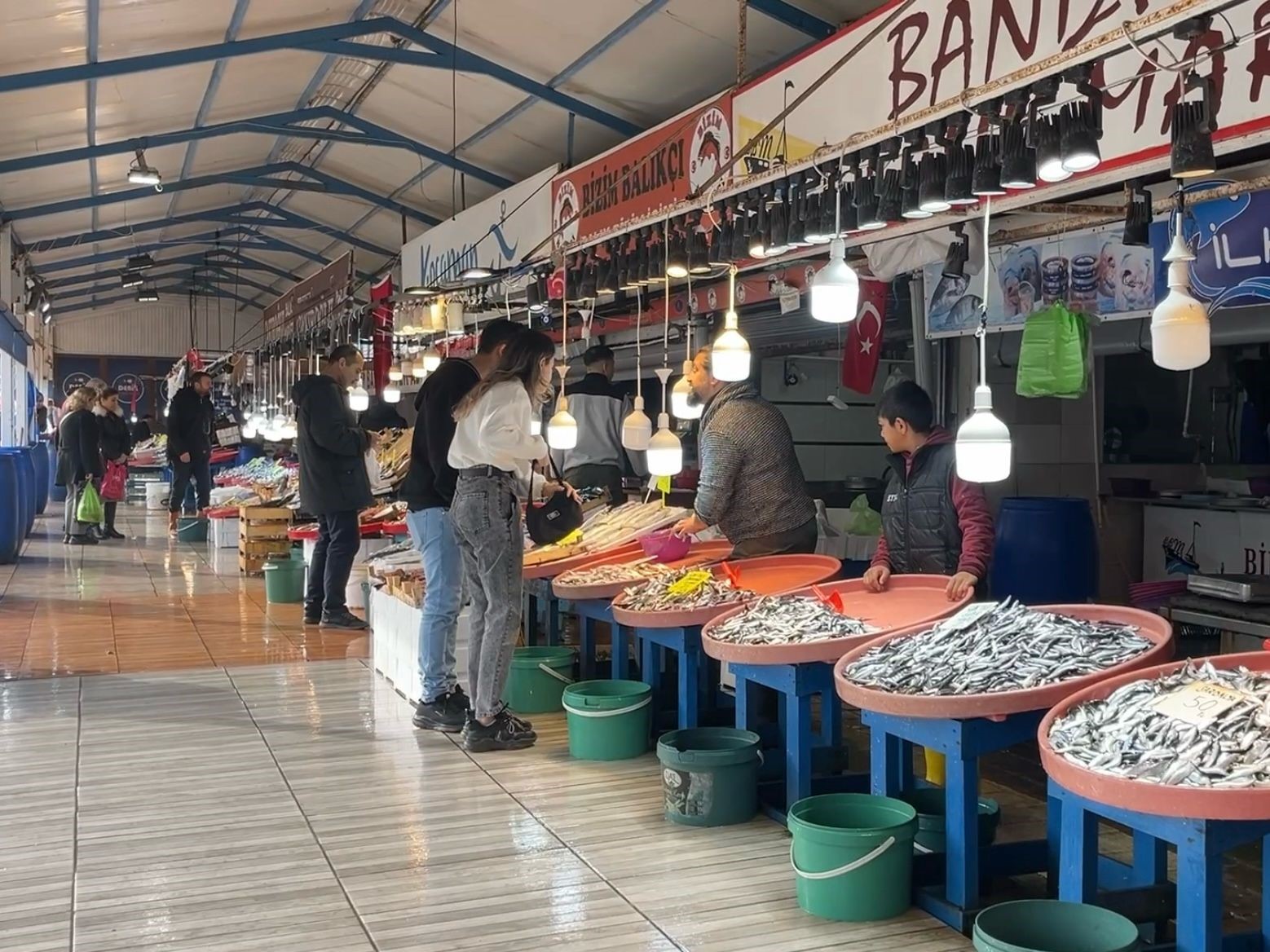 Balıkesir Büyükşehir Belediyesi Bandırma Su Ürünleri Hali’nde hamsi bolluğu yaşanıyor.