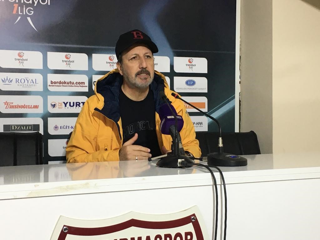 Bandırmaspor, Teknik Direktör Taner Taşkın ile karşılıklı anlaşarak yollarını ayırdı.