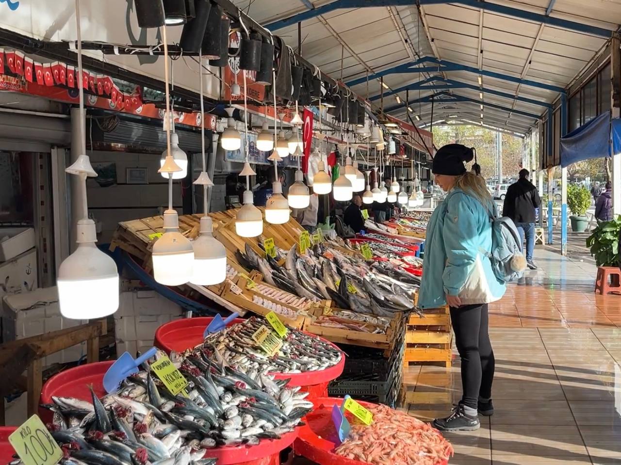 Balıkesir Büyükşehir Belediyesi Bandırma Su Ürünleri Hali’nde Karadeniz hamsisinin kilosu