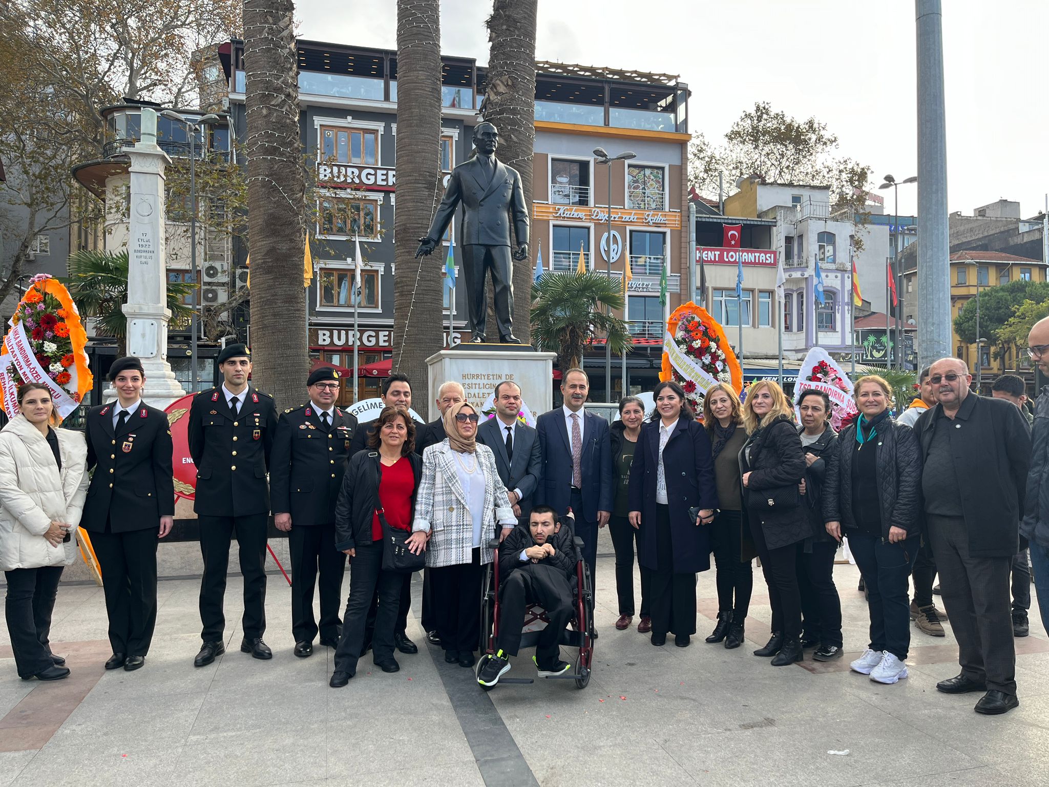 “3 Aralık Dünya Engelliler Günü” dolayısıyla, Cumhuriyet Meydanı’nda çelenk sunma