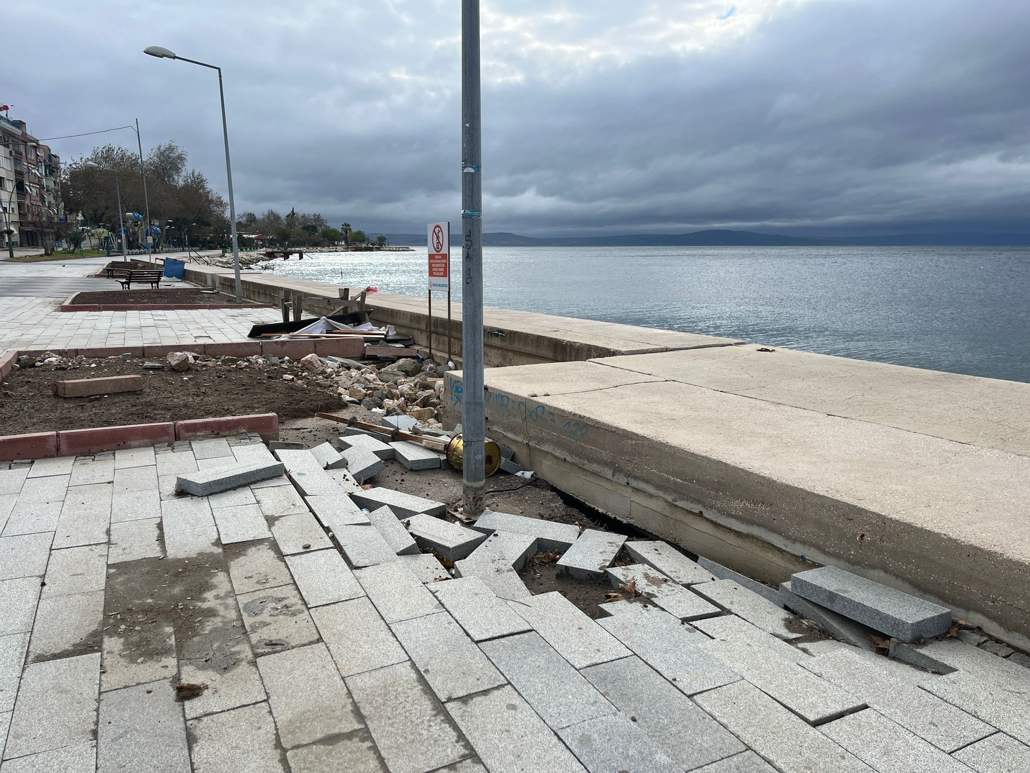 Balıkesir Büyükşehir Belediyesi’nin Erdek’te yaptığı sahil bandı düzenleme çalışması tepkilerin