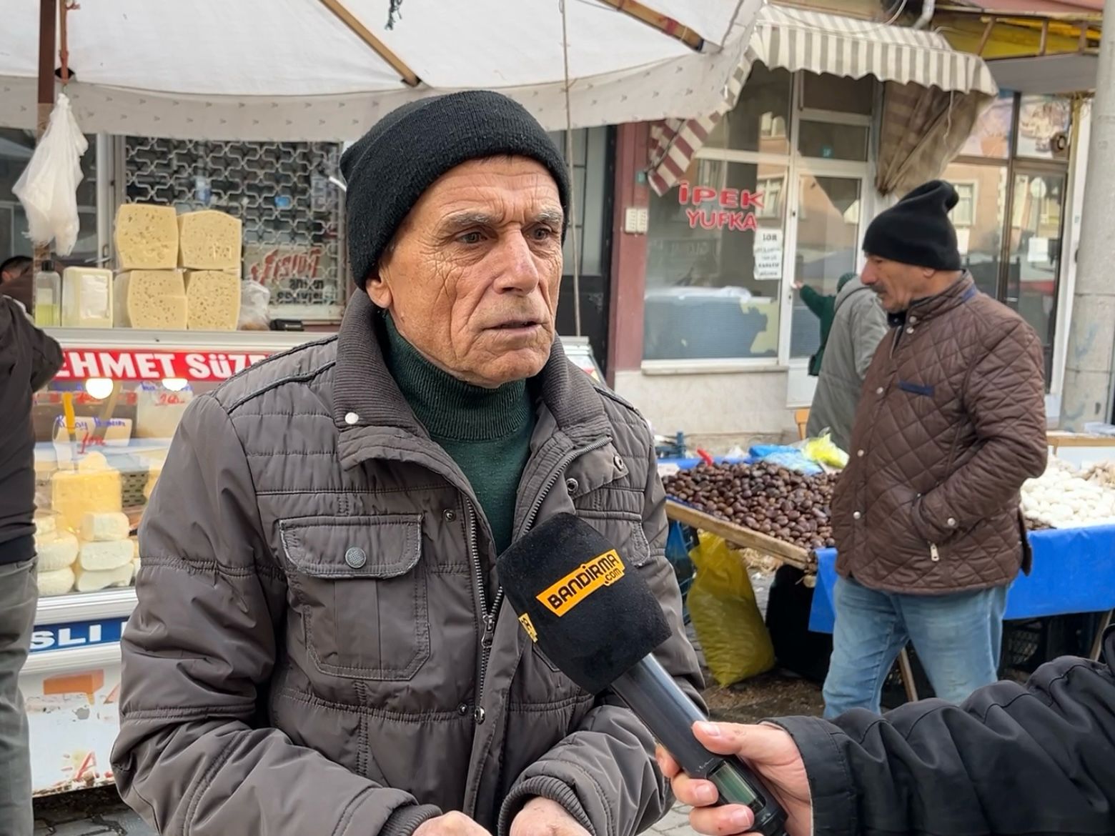 Enflasyon nedeniyle zor günler geçiren tüketici, pazar tezgahlarındaki fiyatları pahalı