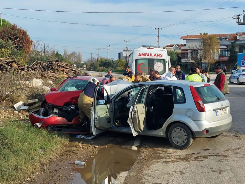 Erdek-Bandırma yolunda hatalı sollama nedeniyle meydana gelen kazada iki araç