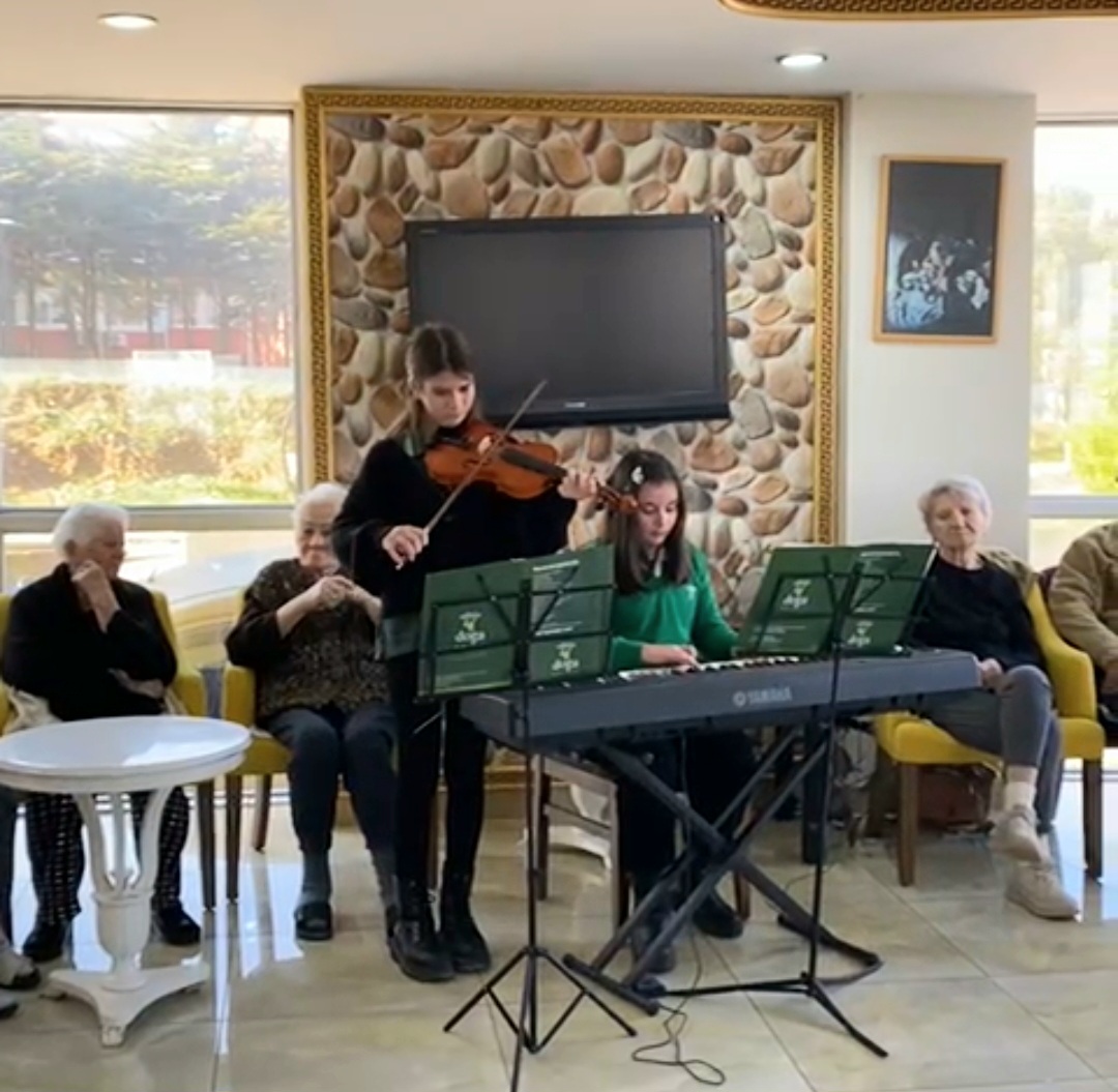 Doğa Koleji, Altunizade Huzurevi’ne gerçekleştirdiği anlamlı ziyarette, öğrencilerine empati ve