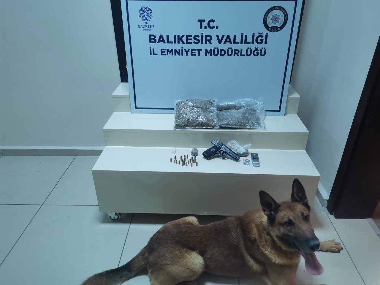 Bandırma’da uyuşturucu operasyonunda 2 kişi yakalandı Balıkesir’in Bandırma ilçesinde Balıkesir Emniyet Müdürlüğü Narkotik birimlerince şahıs bilgisi