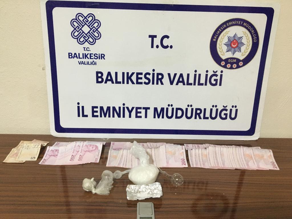 Gönen’de uyuşturucu operasyonunda ekipler 2 şahsı gözaltına aldı Balıkesir’in Gönen İlçesi, Gönen İlçe Emniyet Müdürlüğü ve Bandırma İstihbarat