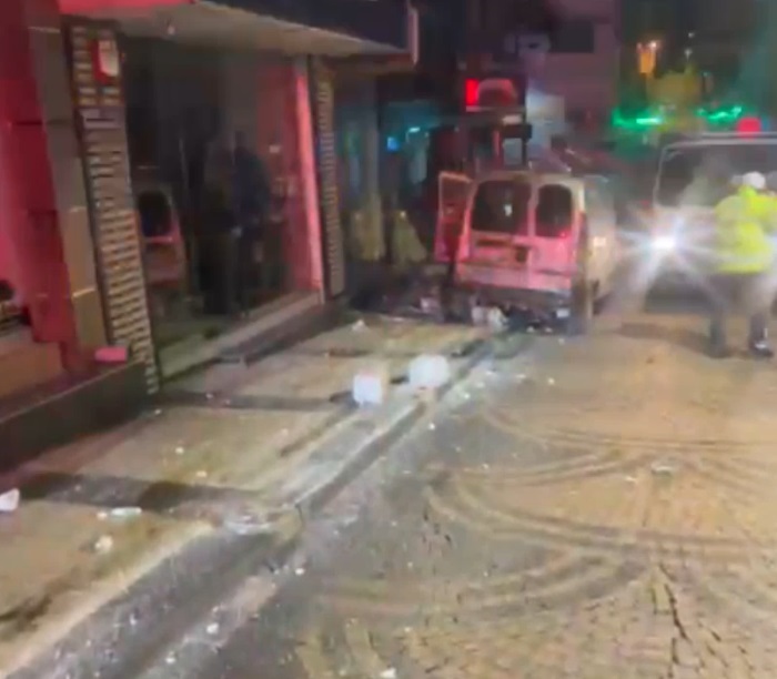 Balıkesir’in Bandırma ilçesinde Günaydın Mahallesinde aşırı hız sebebi ile otomobil
