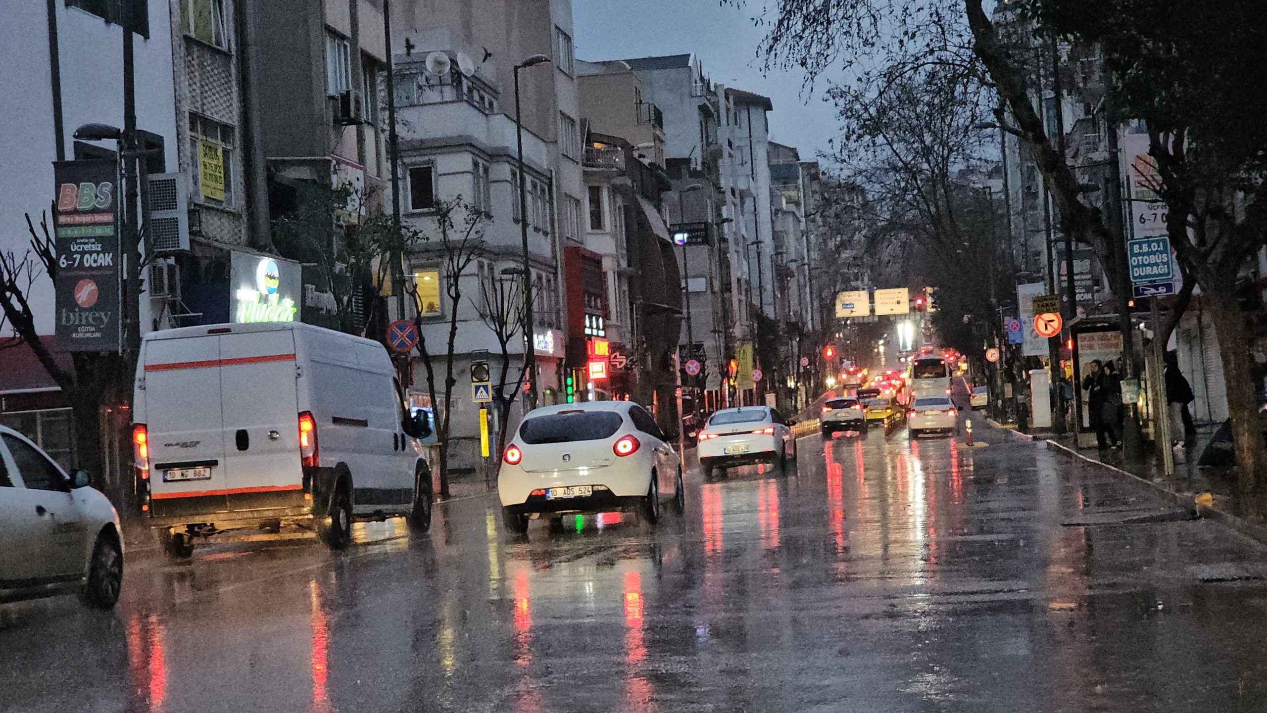 Balıkesir’in Bandırma ilçesinde yağış ve fırtına etkili oldu. Bandırma’da gece