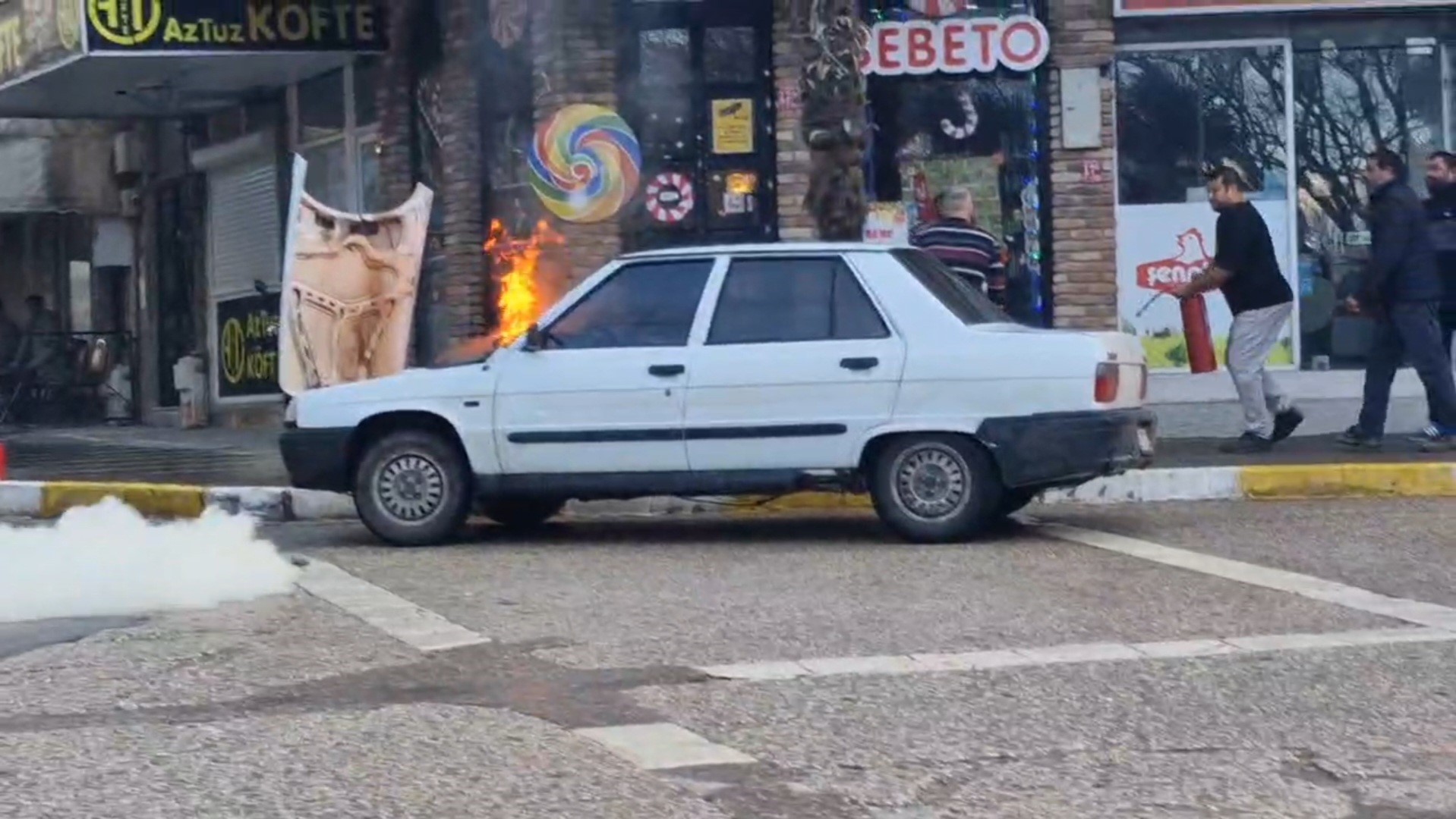 Erdek’te alev alan otomobili esnaf söndürdü Balıkesir’in Erdek ilçesinde bir araçta elektrik kontağı sebebiyle çıkan yangın