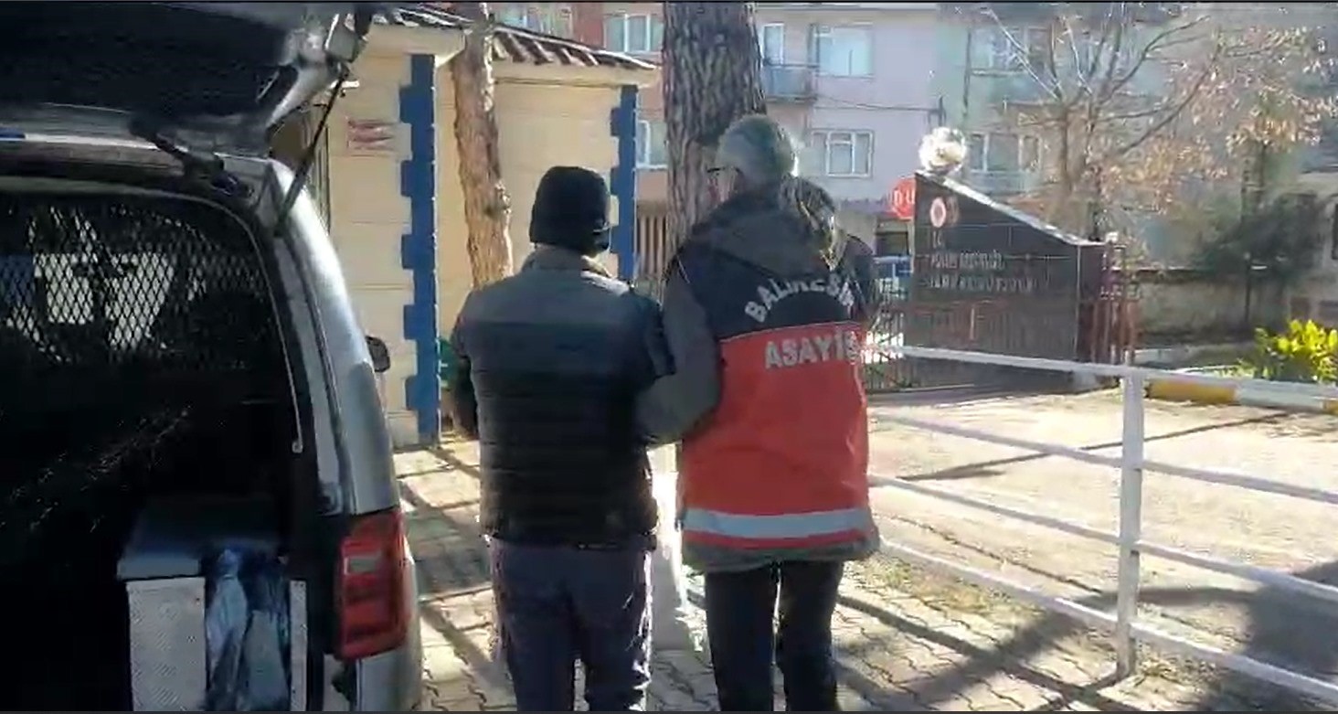 Kasten adam öldürme suçundan 16 yıl hapis cezası olan zanlı yakalandı Balıkesir’de polis ekipleri hakkında kasten adam öldürme, adam yaralama, uyuşturucu