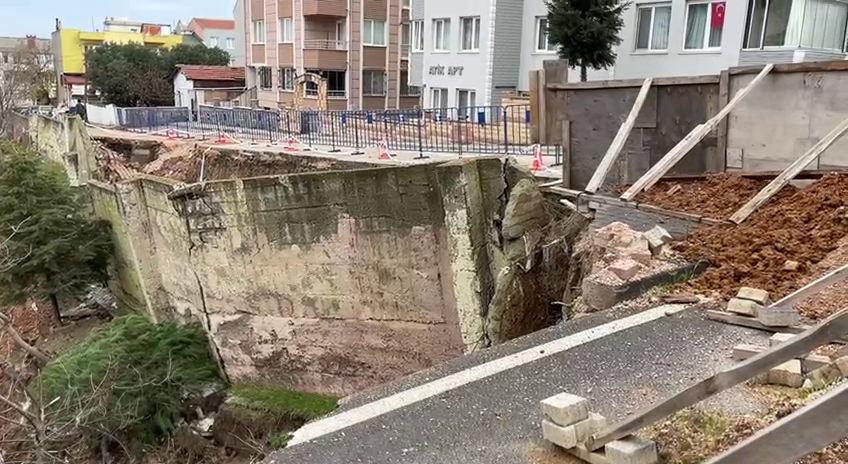 Çöken istinat duvarları mahalle sakinlerini tedirgin ediyor Balıkesir’in Bandırma ilçesinde, iflas eden inşaat firmasının yarım bıraktığı okul
