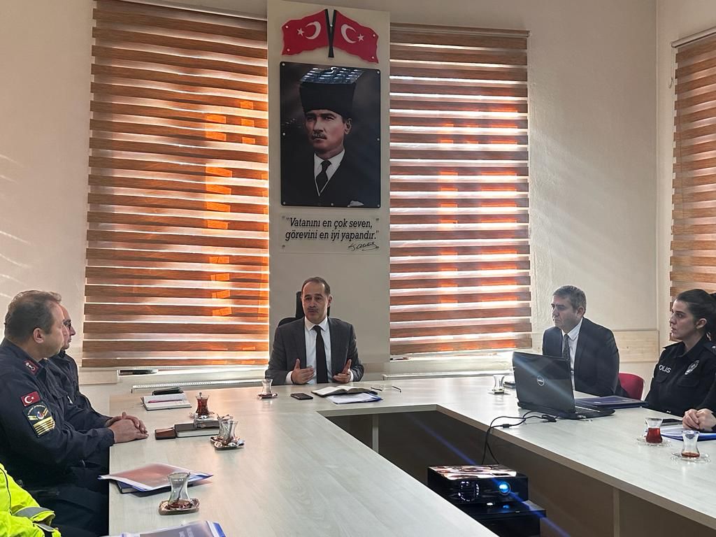 BANDIRMA’DA SUÇA GEÇİT YOK; 2024 STRATEJİSİ BELİRLENDİ Balıkesir’in Bandırma ilçesinde, Kaymakam Engin Aksakal’ın ev sahipliğinde gerçekleştirilen toplantıda
