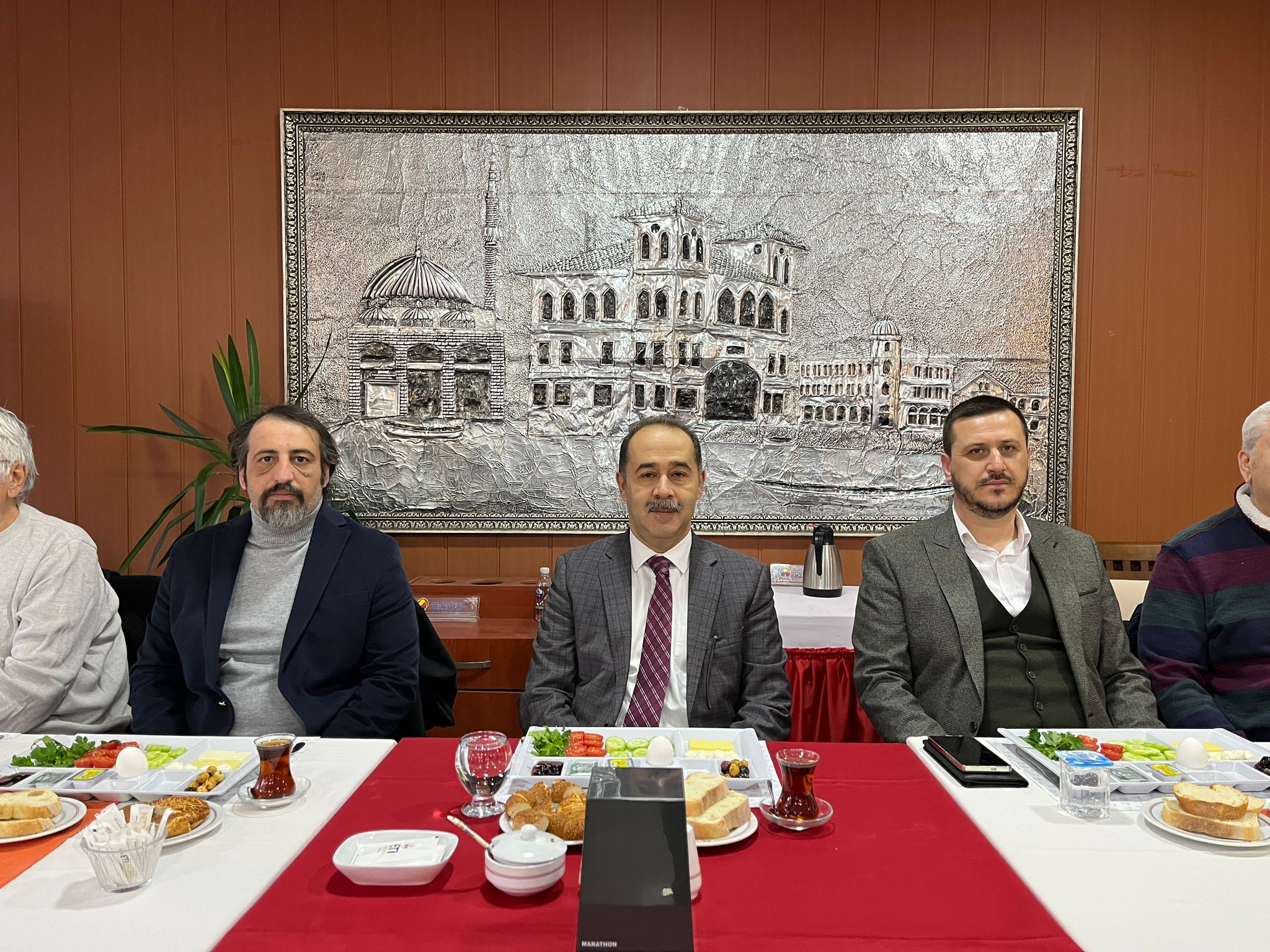 KAYMAKAM ENGİN AKSAKAL BASINLA BULUŞTU Bandırma Kaymakamı Engin Aksakal, “10 Ocak Çalışan Gazeteciler Günü” dolayısıyla