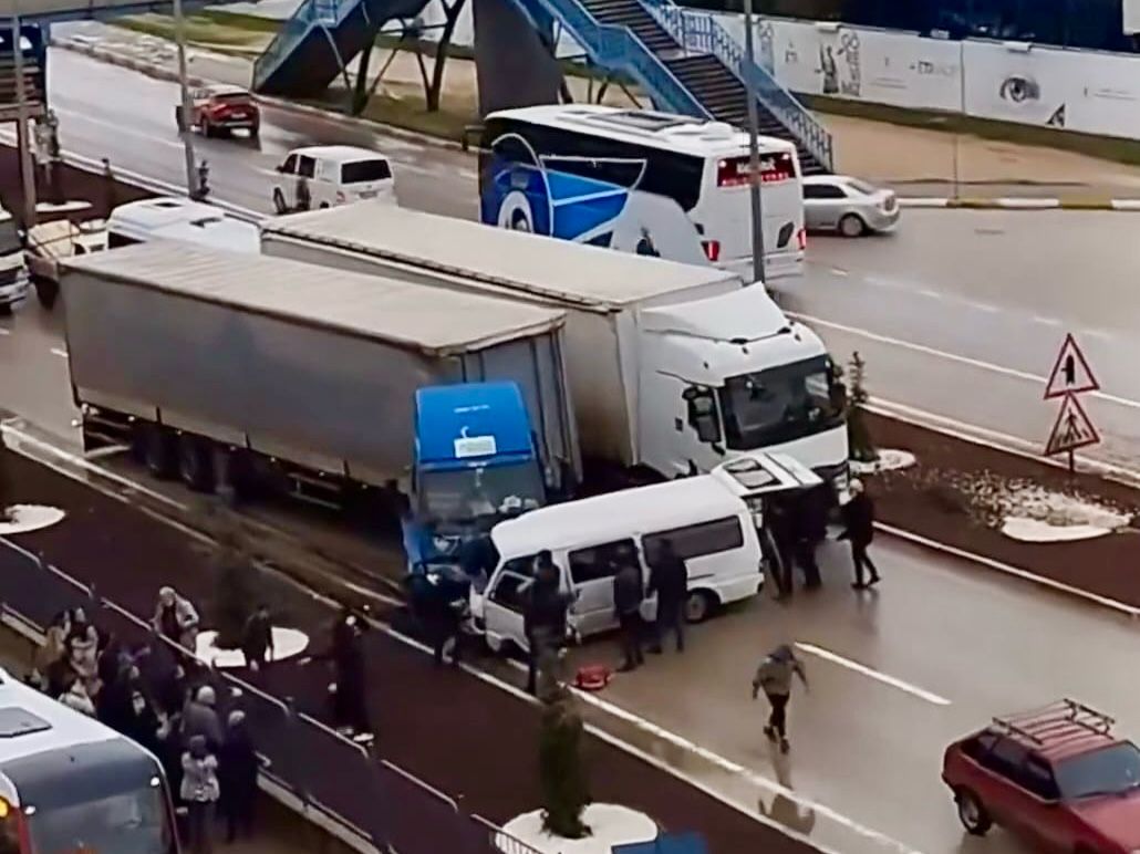 BANDIRMA’DA TRAFİK KAZASI; 1 ÖLÜ, 2 YARALI Balıkesir’in Bandırma ilçesinde, ticari minibüsün orta refüjü geçerek tırla kafa