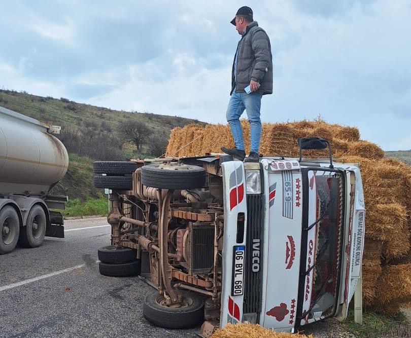 Gönen’de seyir halinde ki saman balyası yüklü kamyon devrildi, cep telefonu ile görüntülendi Balıkesir’in Gönen ilçesi Taştepe Kırsal Mahallesi mevkiinde seyir halinde olan