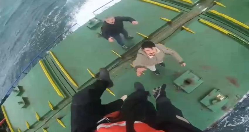 SÜRÜKLENEN GEMİNİN MÜRETTEBATI HELİKOPTERLE KURTARILDI Balıkesir’in Erdek ilçesi açıklarında motor arızası nedeniyle sürüklenen yük gemisinin