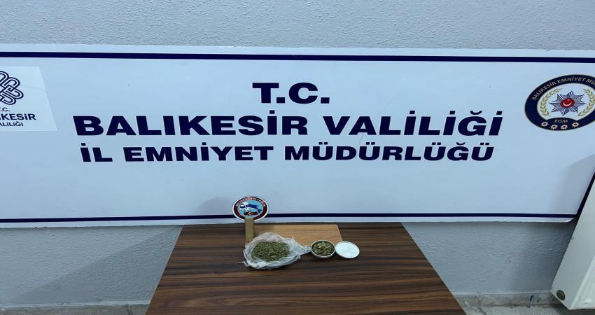 BANDIRMA’DA UYUŞTURUCUYA GEÇİT YOK Balıkesir’in Bandırma ilçesinde durumundan şüphe edilerek üst araması yapılan iki