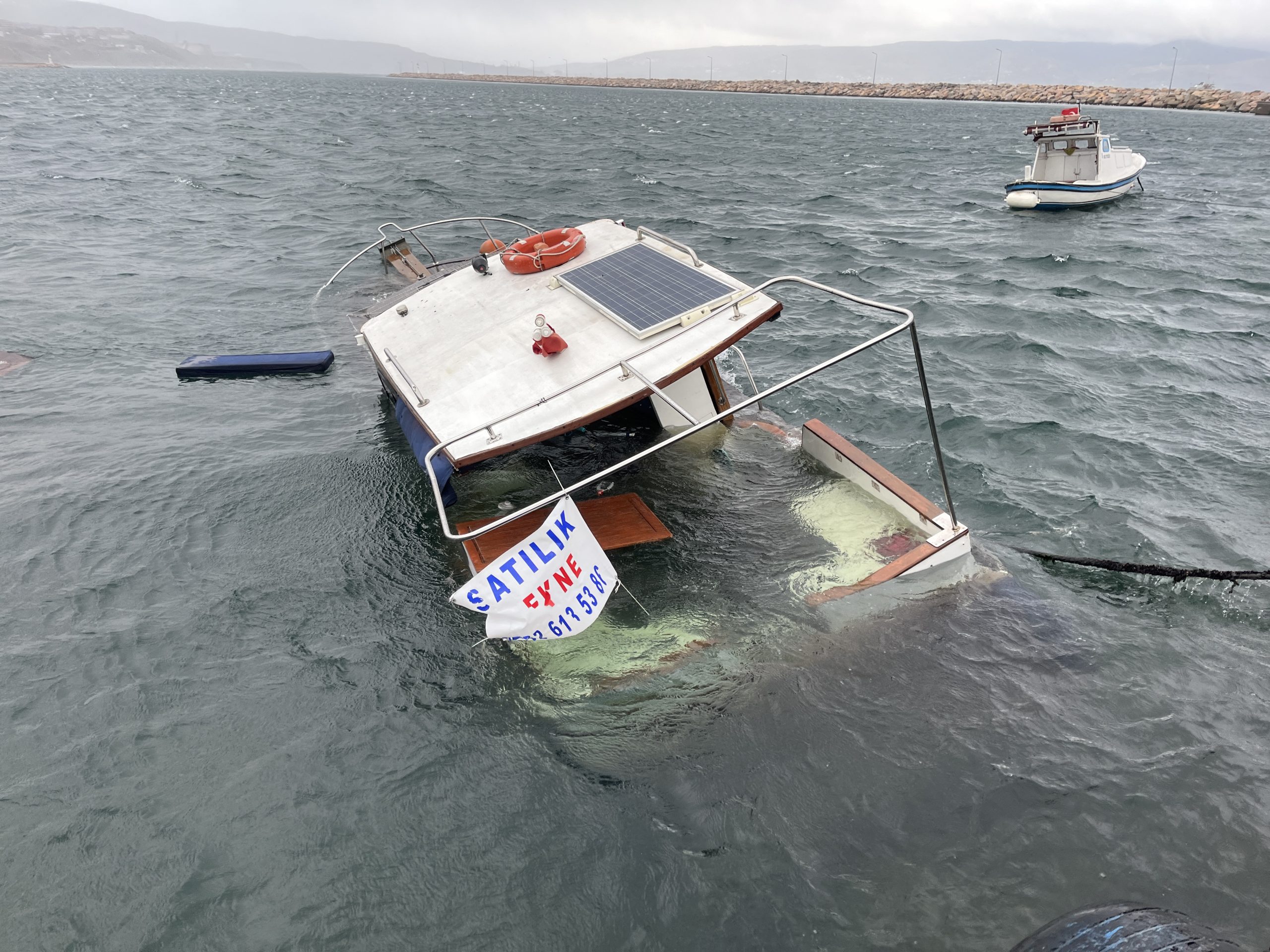 SAHİBİNİN GÖZLERİ ÖNÜNDE SULARA GÖMÜLDÜ Balıkesir’in Bandırma ilçesinde limana bağlı olan bir tekne, sahibinin çaresiz