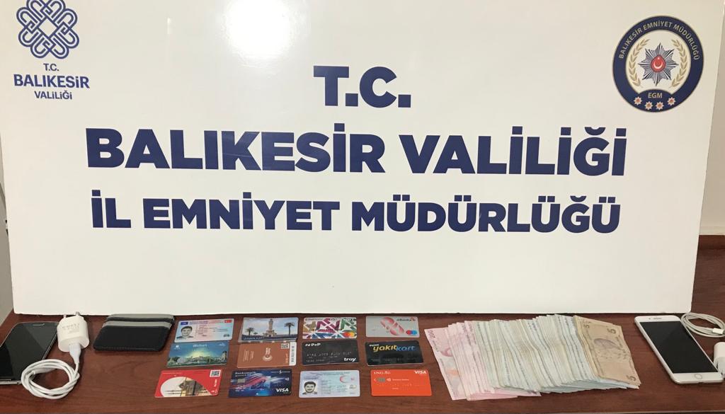 BANDIRMA’DA BAŞKA BİRİNE AİT SAHTE KİMLİKLİ HIRSIZ SUÇ MAKİNESİ ÇIKTI Bandırma’da başka bir kişiye ait kimlikle gizlenen ve 19 ayrı