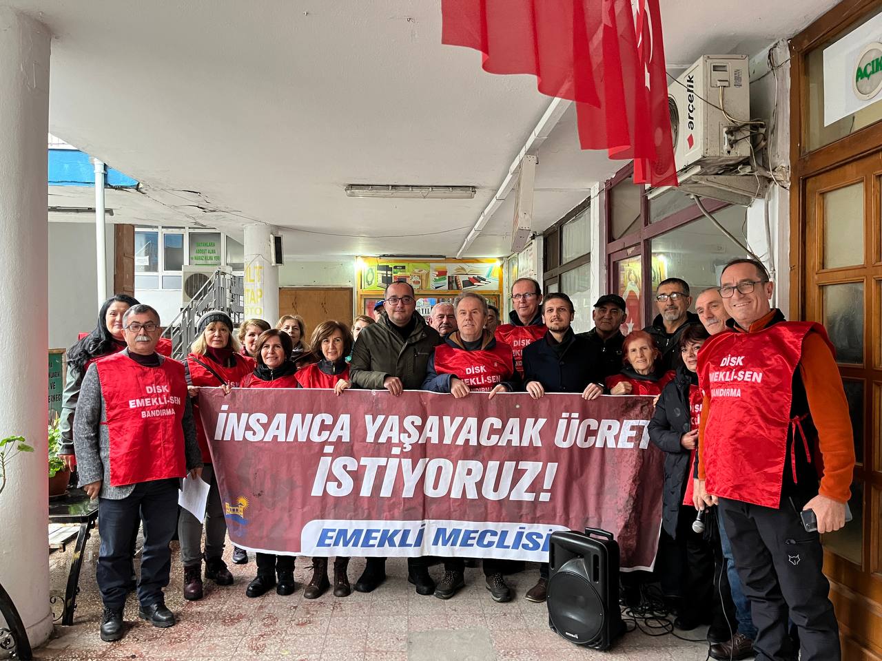 BANDIRMA’DA DİSK EMEKLİ-SEN EMEKLİ MAAŞLARINI PROTESTO ETTİ DİSK Emekli-Sen üyeleri, ülke çapında eş zamanlı basın açıklaması yaparak,