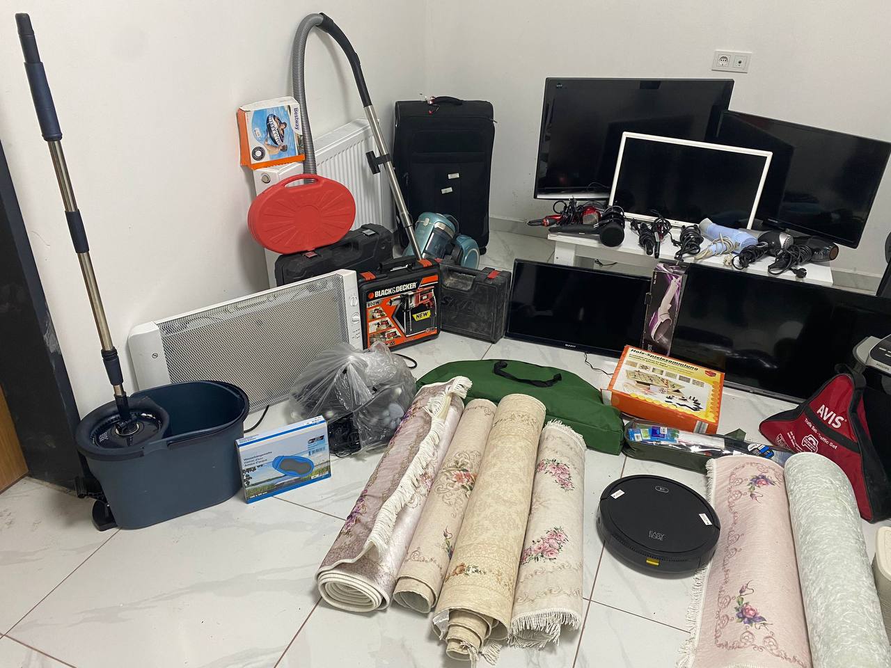 JASAT AVŞA’DA YAZLIKÇILARIN KABUSU OLAN HIRSIZLARI YAKALADI Balıkesir’in Avşa Adası’nda 3 yazlık evi soyan hırsızlar JASAT’ın operasyonuyla