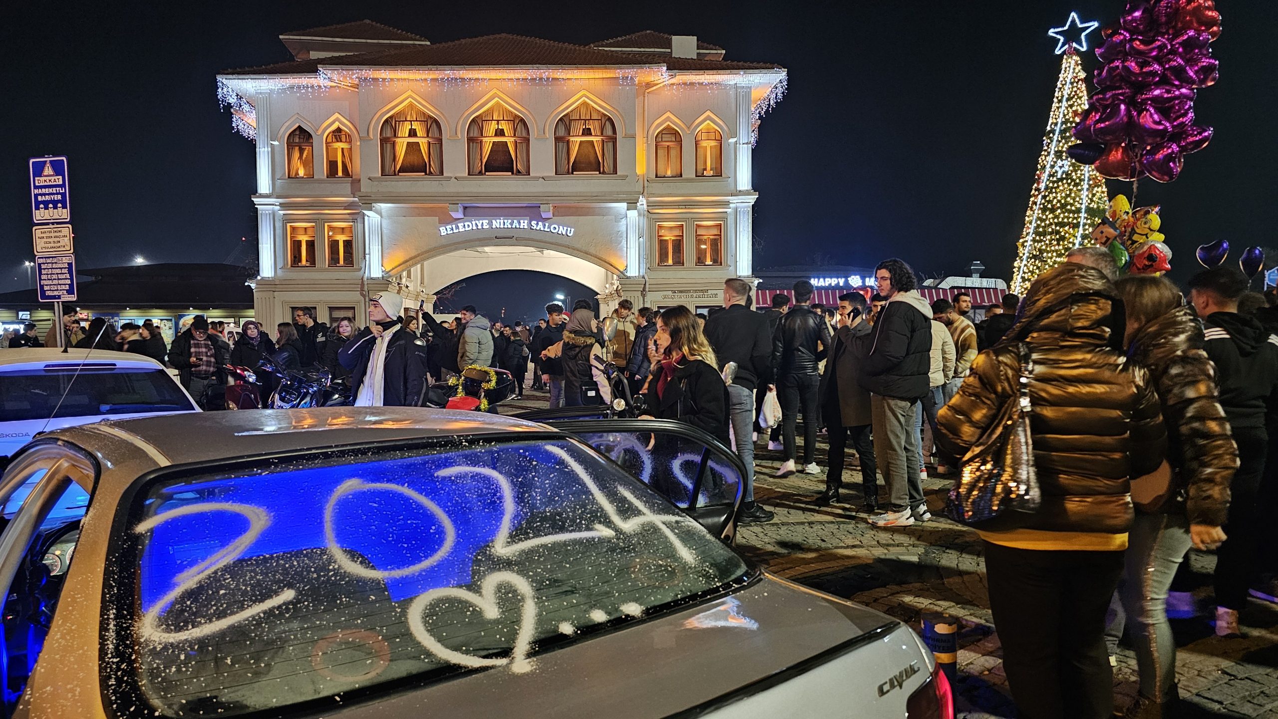 Balıkesir’in Bandırma ilçesinde belediyenin yılbaşı için süsleyerek, ışıklandırdığı alanlarda vatandaşlar