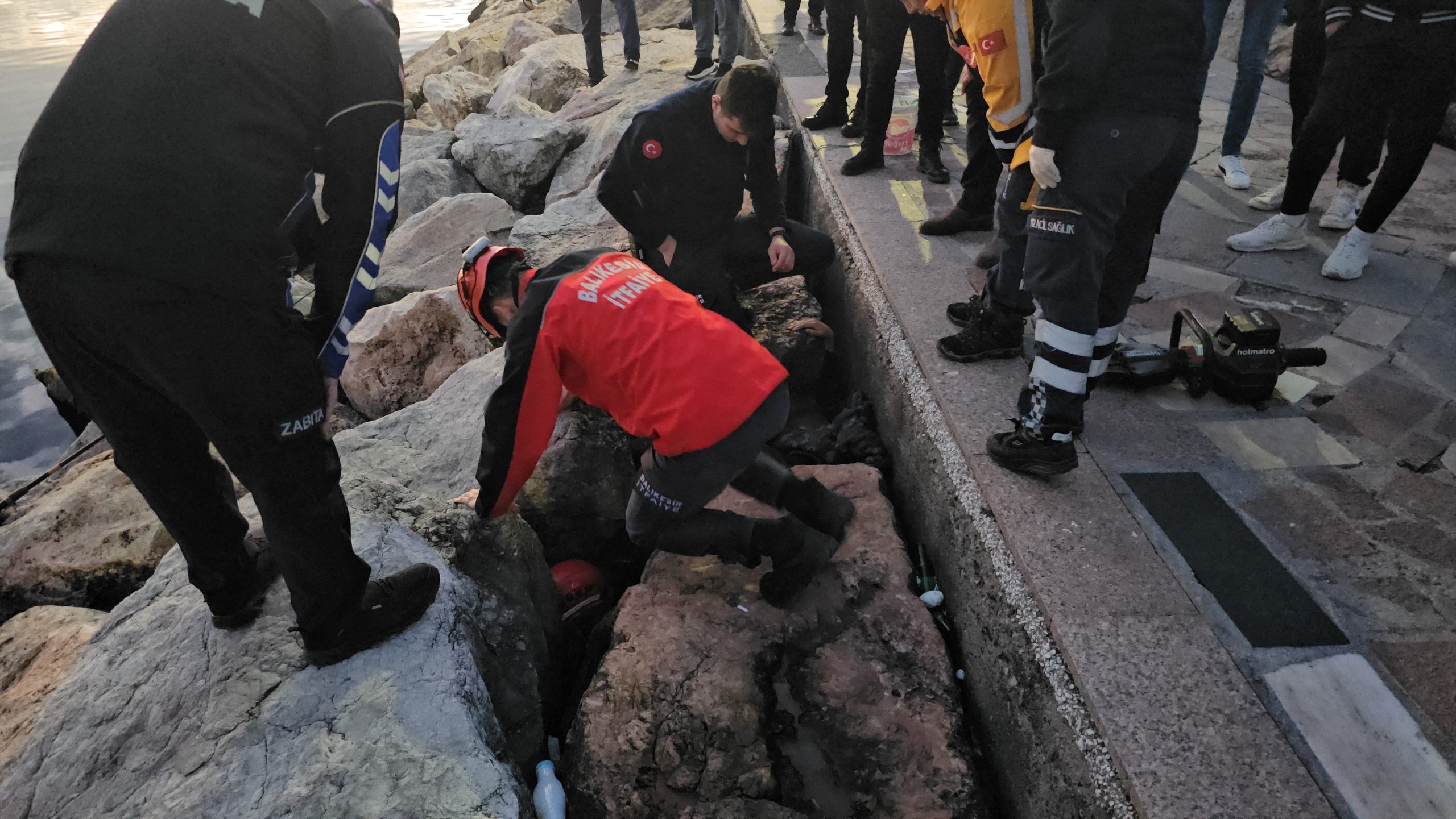 Balıkesir’in Bandırma ilçesinde sahilde kayalıklara sıkışan bir çocuk, itfaiye ekipleri