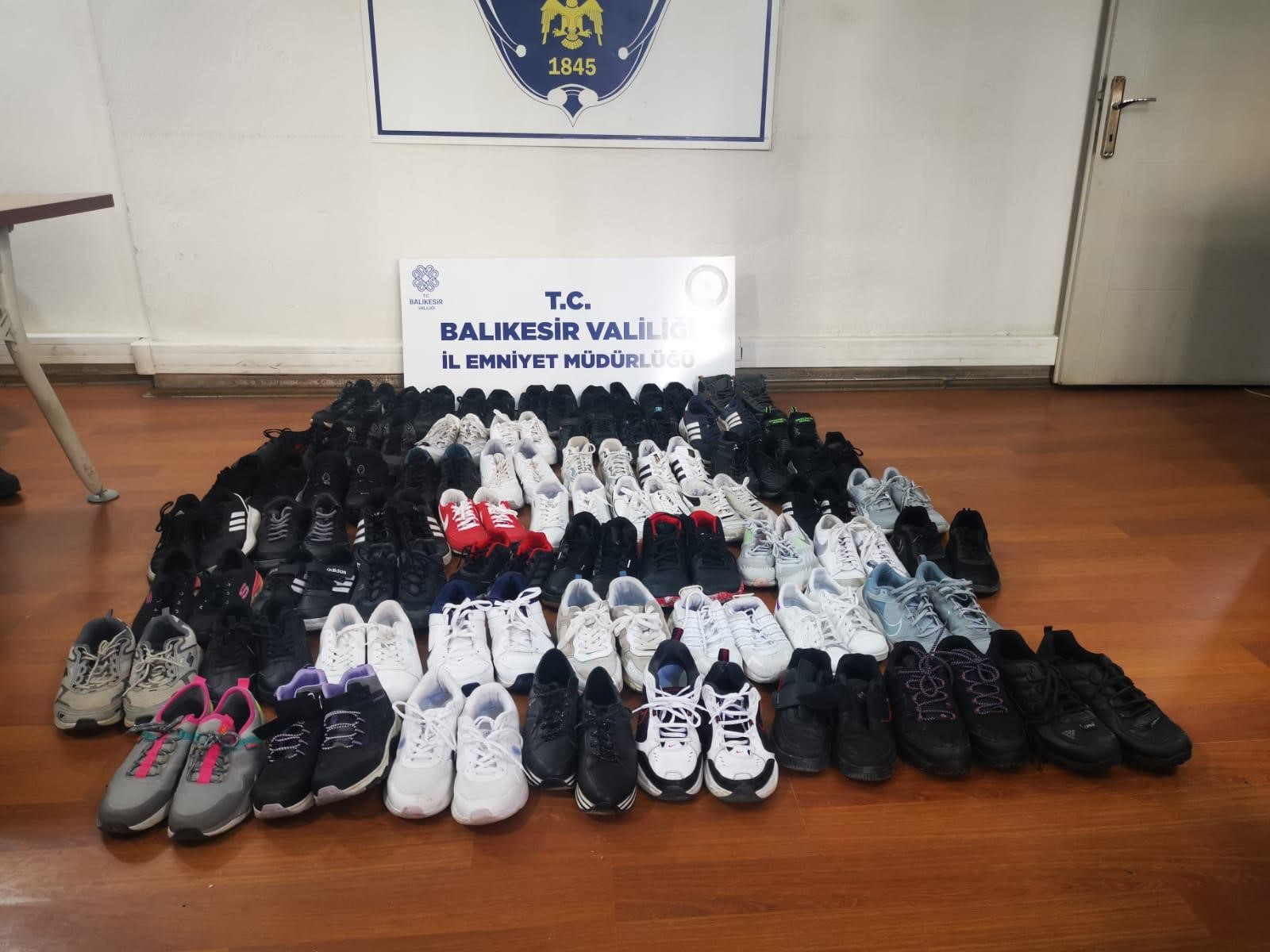 Balıkesir’in Bandırma ilçesinde evlere girerek dairelerdeki ayakkabıları çalan hırsız yakalandı.