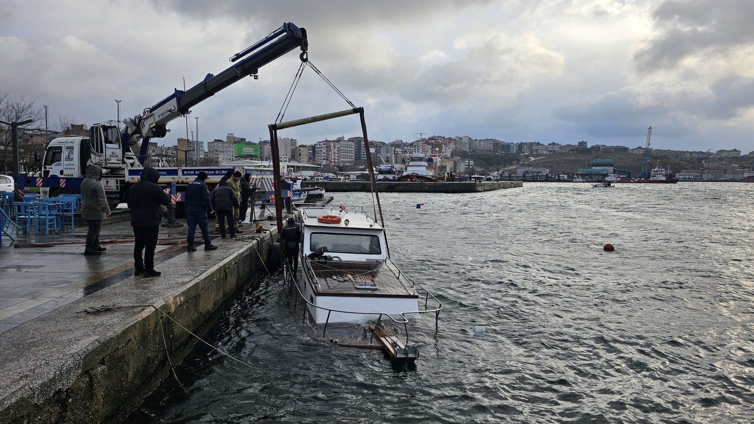 Balıkesir’in Bandırma ilçesinde şiddetli fırtınada batan tekne vinç yardımıyla denizden